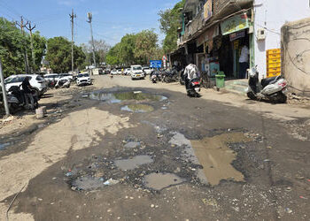 સેવા સદન કચેરીની સામે જ ગટરના ગંદા પાણી અને ખાડાઓનું સામ્રાજ્ય | Sewage and potholes reign in front …