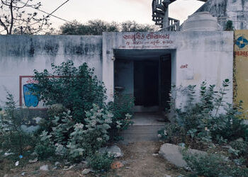 પોરડા ગામમાં જાહેર શૌચાલય ગંદકી, ઝાડી-ઝાંખરામાં ગરકાવ | Public toilet in Porda village dirty submerg…