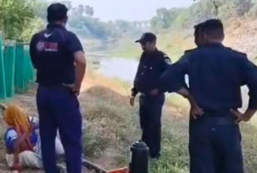 વિશ્વામિત્રીના કિનારે મગરોથી 15 ફૂટ દૂર સૂનમૂન બેસી રહેલી મહિલાને બચાવી લીધી | Woman rescued from cr…