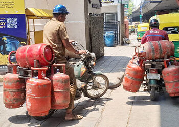 ચાની ચુસ્કીથી લઈને પંજાબી સબ્જી સુધી બધું જ મોંઘું! LPG અછત વચ્ચે સરકાર કાળાબજાર રોકવામાં નિષ્ફળ | L…