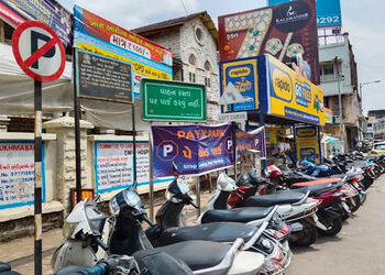 સુરતના રસ્તા પર નો-પાર્કિંગ બોર્ડ નીચે જ લાગેલા પે એન્ડ પાર્કના બોર્ડથી તંત્રની કામગીરી સામે પ્રશ્નો…