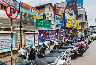 સુરતના રસ્તા પર નો-પાર્કિંગ બોર્ડ નીચે જ લાગેલા પે એન્ડ પાર્કના બોર્ડથી તંત્રની કામગીરી સામે પ્રશ્નો…