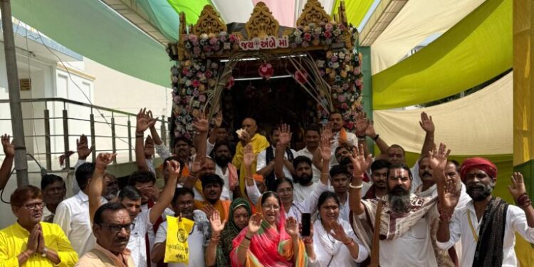 પાવન ચૈત્ર માસના અવસરે શક્તિપીઠ અંબાજી મંદિર થી ઉત્તરવાહિની નર્મદા મૈયાની પરિક્રમામાં જોડાતા પદયાત્ર…