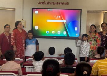 રોટરી ક્લબ ઓફ ભાવનગર વાયબ્રન્ટ દ્વારા કોળીયાક સ્થિત નિષ્કલંક પ્રાથમિક શાળા, ખાતે સ્માર્ટ બોર્ડનું સફ…