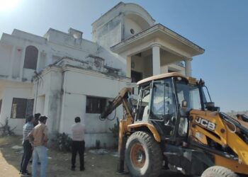 અંબાજી – સરકારી ઈમારત તૂટતા મીડિયા ને કવરેજ માટે બોલાવતા સરકારી અમલદાર ગરીબો ના ઘર તૂટતા સમયે ક્યાં …