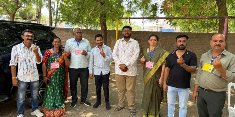 કોળી સેનાના યુવા પ્રમુખ શ્રી દિવ્યેશભાઈ સોલંકીએ ભાવનગરમાં મતદાન કરી લોકશાહી પ્રત્યે જાગૃતિનો સંદેશ આ…