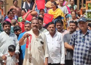 પીજમાં પીવાના પાણી મુદ્દે પંચાયત કચેરીએ માટલા ફોડી ઉંદરની ‘સ્મશાન યાત્રા’ કાઢી | Panchayat office br…