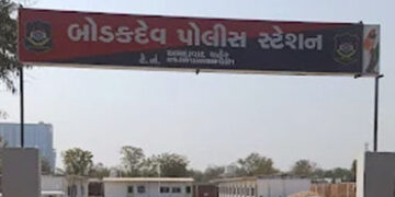 અમદાવાદ: થલતેજમાં માસૂમ બાળકોની હાજરીમાં જ પતિએ પત્ની પર છરીના ઘા ઝીંક્યા, પરિણીતા હોસ્પિટલ ખસેડાઈ |…