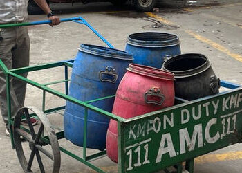 સાંકડા રસ્તાઓ ઉપર સફાઈમાં કૌભાંડ, અમદાવાદમાં હેન્ડકાર્ટથી સફાઈમાં ગેરરીતી, વિજિલન્સ તપાસની માંગ | Sc…