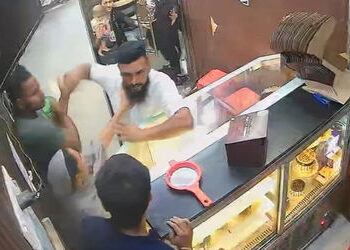 નડિયાદ શહેરમાં યુવકની કેક શોપ પર 50 થી વધુ લોકોના ટોળાં દ્વારા હુમલો | A mob of more than 50 people …