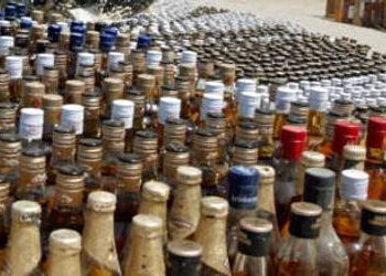 SMCના દરોડા બાદ સ્થાનિક પોલીસ જાગીઃ ગોરવામાં LCBએ 13 લાખના દારૃ સાથે ખાલીદ અને સાગરીતને પકડ્યા | lcb…