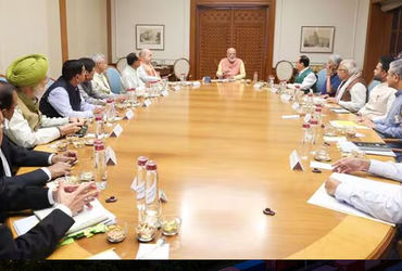 યુદ્ધ વચ્ચે કેન્દ્ર સરકારનો મહત્ત્વપૂર્ણ નિર્ણય, ખાતર કંપનીઓને મોટી રાહત, 40 પેટ્રોકેમિકલ અંગે પણ છૂ…