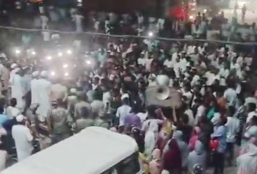 SIRમાં મતદાર યાદીમાંથી નામ કપાઈ જતાં હોબાળો, બંગાળમાં 7 અધિકારીઓને 8 કલાક ઘેરાયા, હાઇવે પર ચક્કાજામ …