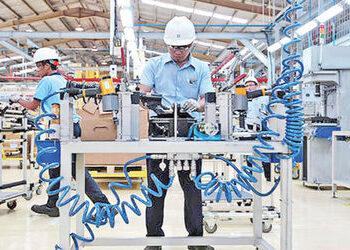 ઈરાન યુદ્ધને પરિણામે માર્ચમાં દેશની ઉત્પાદન ક્ષેત્રની પ્રવૃત્તિઓને ફટકો | The Iran war hit the count…