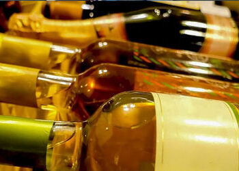 જામનગર શહેરમાં ઈંગ્લીશ દારૂ અંગે બે સ્થળે દરોડા : જાહેર રોડ પરથી દારૂ સાથે નીકળેલા બે આરોપી ઝડપાયા |…