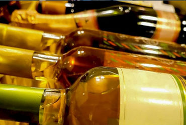 જામનગર શહેરમાં ઈંગ્લીશ દારૂ અંગે બે સ્થળે દરોડા : જાહેર રોડ પરથી દારૂ સાથે નીકળેલા બે આરોપી ઝડપાયા |…