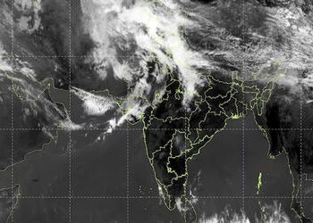 ભારતના આકાશમાં દેખાયા 1000 કિ.મી. લાંબા કાળા ઘટ્ટ વાદળ, કરા સાથે વરસાદની આગાહી | massive cloud forma…