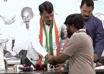 ભાવનગર: બગદાણાના કોળી અગ્રણી નવનીત બાલધિયા કોંગ્રેસમાં જોડાયા, ચર્ચા ભાજપની હતી ને પકડ્યો પંજો! | Ba…