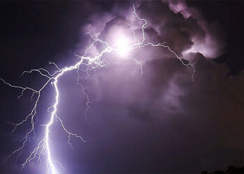 કાશ્મીરમાં વરસાદ અને હિમવર્ષા : ઉત્તર પ્રદેશમાં વીજળી પડતાં બે બાળકોનાં મોત | Rain and snowfall in K…