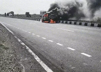 અમદાવાદ: ધંધુકા-ફેદરા રોડ પર હરીપુરા પાટિયા પાસે અકસ્માત, ડિવાઈડર સાથે અથડાતા કાર ભડભડ સળગી | Ahmeda…