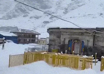 મનમોહક નજારો: કેદારનાથમાં ફરી હિમવર્ષા, યાત્રા શરૂ થાય તે પહેલા જ બદલાયું હવામાન, જુઓ VIDEO | kedarn…