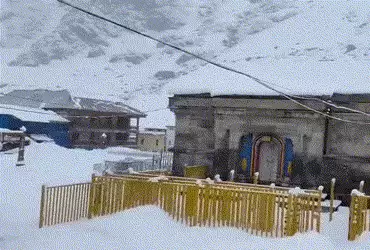 મનમોહક નજારો: કેદારનાથમાં ફરી હિમવર્ષા, યાત્રા શરૂ થાય તે પહેલા જ બદલાયું હવામાન, જુઓ VIDEO | kedarn…