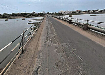 મુળીમાં ભોગાવો નદીનો પુલ જર્જરિત : પિલરોમાં સળિયા દેખાતા દુર્ઘટનાનો ભય | The bridge over the Bhogavo…