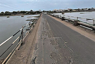 મુળીમાં ભોગાવો નદીનો પુલ જર્જરિત : પિલરોમાં સળિયા દેખાતા દુર્ઘટનાનો ભય | The bridge over the Bhogavo…