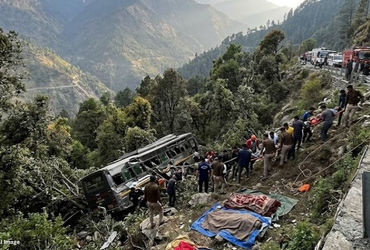 હિમાચલમાં 22 મુસાફરોને લઈ જતી બસ ખીણમાં ખાબકી, 4 લોકોના દર્દનાક મોત, 18ને બચાવાયા | Kullu Tragedy: B…