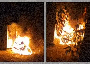 અમદાવાદ: જુહાપુરા ચાર રસ્તા પાસે પાર્ક કરેલી બાઈકમાં ભીષણ આગ, BRTS કેબિન સુધી લપેટો પહોંચી | Ahmedab…