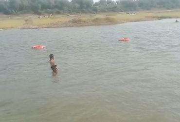 આણંદ: મહીસાગર નદીમાં નહાવા પડેલા વેટરનરી કોલેજના 4 વિદ્યાર્થીઓ ડૂબ્યા, બેના કરૂણ મોત | anand khareda…