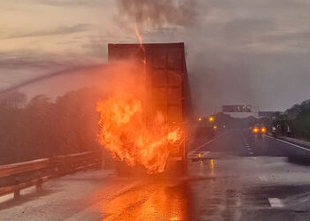 નડિયાદના ચકલાસી પાસે બેટરી ભરેલા કન્ટેનરમાં આગ ભભૂકતા અફડાતફડી | Panic as fire breaks out in contain…