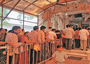 ગણપતપુરામાં સંકષ્ટ ચતુર્થી અને રવિવારના સંયોગે ભક્તોની ભીડ ઉમટી | A crowd of devotees gathered in Ga…