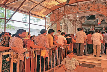 ગણપતપુરામાં સંકષ્ટ ચતુર્થી અને રવિવારના સંયોગે ભક્તોની ભીડ ઉમટી | A crowd of devotees gathered in Ga…