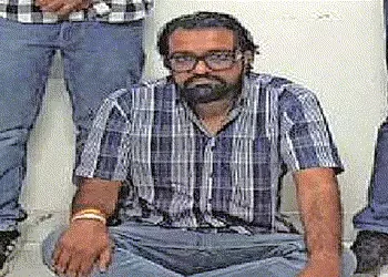 કારમાં આઈપીએલ ક્રિકેટ મેચ પર ઓનલાઈન સટ્ટો રમતો યુવાન પકડાયો | Youth caught betting online on IPL cri…