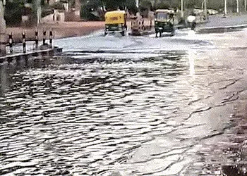 સે- ૫/૧૩ની ચોકડી પાસે મેઇન લાઇનમાં ભંગાણ થતાં પાણીનો બેફામ વેડફાટ | Uncontrollable wastage of water …