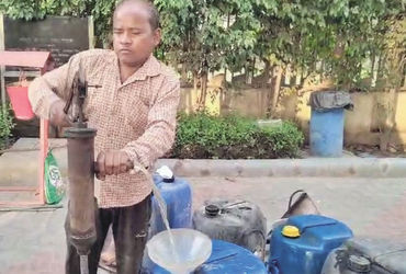 ગ્રેટર નોઈડાના પેટ્રોલ પંપ ખાતે વાહનોમાં પેટ્રોલના બદલે પાણી ભરી આપ્યું…! | Vehicles were filled w…