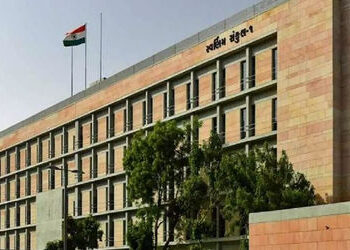 ગાંધીનગરમાં જૂના સચિવાલયમાં કચેરીમાં ગ્રાન્ટ કૌભાંડ, રૂ. 4.95 કરોડની બારોબાર ઉચાપત | Gandhinagar Sec…