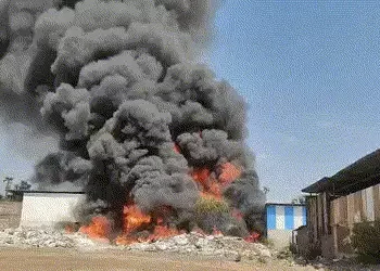 પંચમહાલ: હાલોલ-પાવાગઢ રોડ પર સ્ક્રેપના ગોડાઉનમાં ભીષણ આગ, ચપેટમાં આવેલા રહેણાંક મકાનો પણ બળીને ખાખ |…