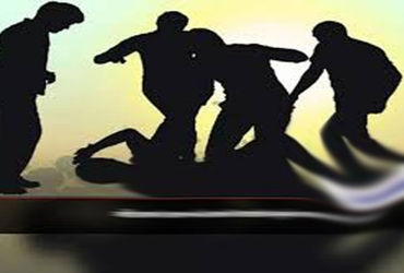 અગાઉ થયેલા ઝઘડાની દાઝે યુવાન પર 4 શખ્સનો હુમલો | Four men attack young man over previous dispute