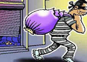 મહેમદાવાદ શહેરમાં એક જ રાતમાં 14 દુકાનોના તાળાં તોડીને રોકડની તસ્કરી | Cash smuggling by breaking th…