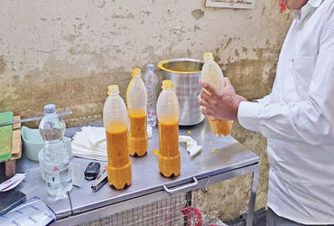 નડિયાદની જ્યોતિ દાળપૂરી રેસ્ટોરન્ટમાં ઓનલાઈન ઓર્ડર કરાયેલી દાળમાં વંદો | Cockroach in dal ordered on…