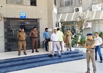 વડોદરા RTOને ધમકીનો મેઇલઃ 11.50 વાગે ઝેરી ગેસના 13 બોમ્બ ફૂટશે…તપાસને અંતે કાંઇ ન મળ્યું | Bomb sq…