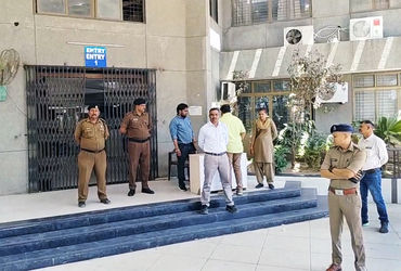 વડોદરા RTOને ધમકીનો મેઇલઃ 11.50 વાગે ઝેરી ગેસના 13 બોમ્બ ફૂટશે…તપાસને અંતે કાંઇ ન મળ્યું | Bomb sq…