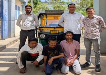 રીક્ષા પરના ‘પોલીસ સ્ટીકર’ ગેંગ માટે કાળ બન્યા, દાગીના ચોરતી કુખ્યાત ટોળકીના ૩ સાગરિતો જેલભેગા | vad…