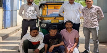 રીક્ષા પરના ‘પોલીસ સ્ટીકર’ ગેંગ માટે કાળ બન્યા, દાગીના ચોરતી કુખ્યાત ટોળકીના ૩ સાગરિતો જેલભેગા | vad…