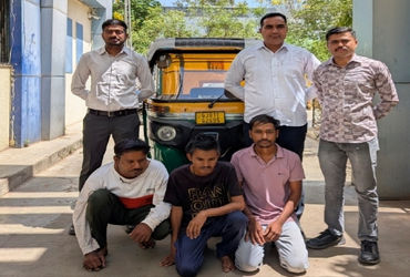 રીક્ષા પરના ‘પોલીસ સ્ટીકર’ ગેંગ માટે કાળ બન્યા, દાગીના ચોરતી કુખ્યાત ટોળકીના ૩ સાગરિતો જેલભેગા | vad…