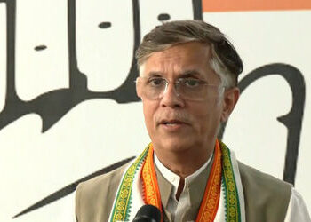 કોંગ્રેસ નેતા પવન ખેડાના ઘરે પોલીસના દરોડા: CMની પત્ની પાસે 3 પાસપોર્ટના આરોપ મુદ્દે દિલ્હી પહોંચી આ…