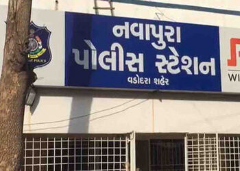 વડોદરામાં રાજમહેલ રોડની 4 દુકાનમાંથી 22.15 લાખનો ડુપ્લીકેટ મોબાઈલ એસેસરીઝનો જથ્થો કબજે | Duplicate m…