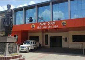 સિહોર પાલિકાની સભા તોફાની બની, ડાયસ ઉપર ચડી સૂત્રોચ્ચાર | Sehore Municipality meeting turns chaotic …